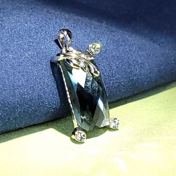 Cut Crystal Pendant with Ivy and Rhinestone Details - Picture 3 of 7